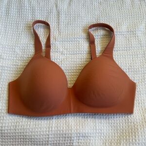 Athleta Ritual Tee Shirt Bra 36D in Coral Orange Soft Padded Smooth No Underwire